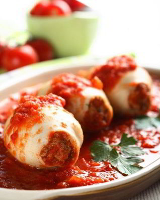 Кальмары, фаршированные телятиной с томатным соусом