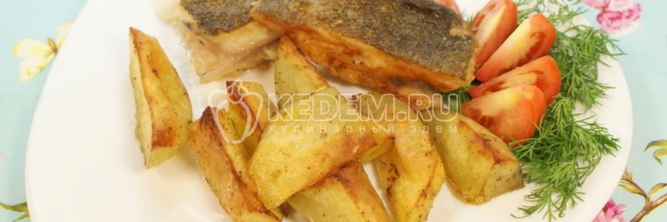 Камбала с картофелем и соусом