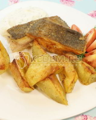 Камбала с картофелем и соусом