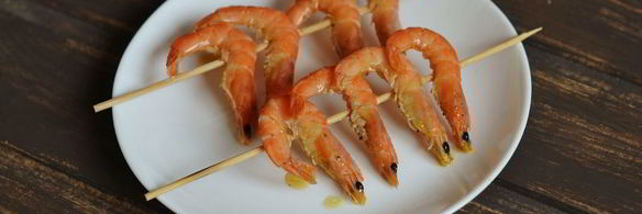 креветки на шпажках