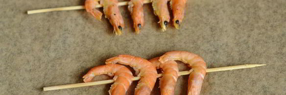 креветки на шпажках