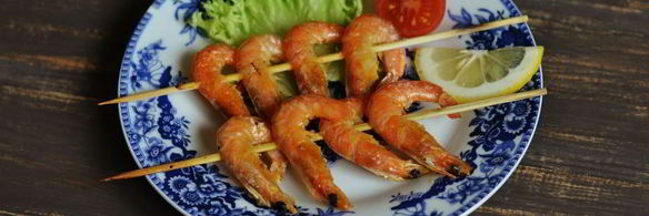 креветки на шпажках