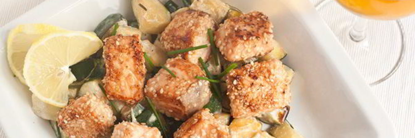 Лосось в кунжуте на подушке из цуккини