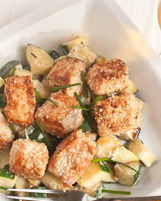 Лосось в кунжуте на подушке из цуккини