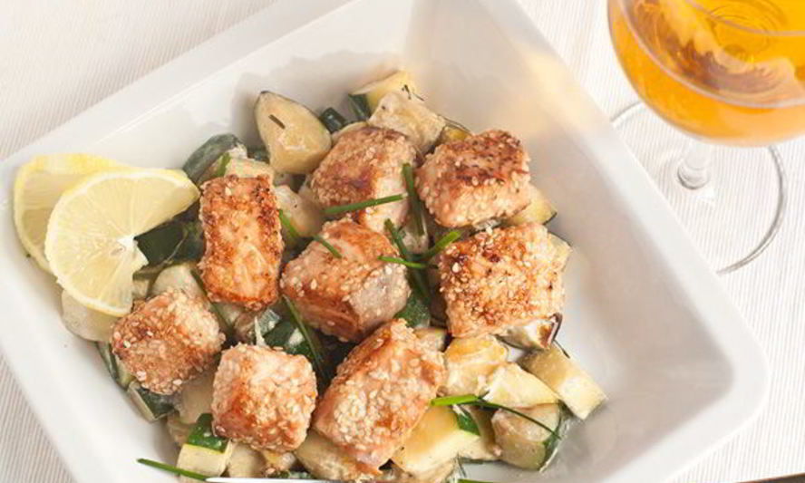 Рецепт лосося в кунжуте на подушке из цуккини