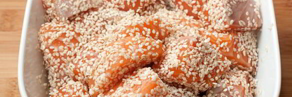 лосось в кунжуте на подушке из цуккини