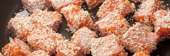 лосось в кунжуте на подушке из цуккини