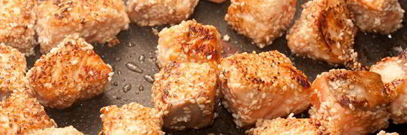 лосось в кунжуте на подушке из цуккини