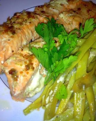 Лосось, запеченный со спаржевой фасолью