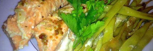 лосось, запеченный со спаржевой фасолью