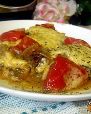 Макрорус на луковой подушке, запеченный с помидорами и сыром