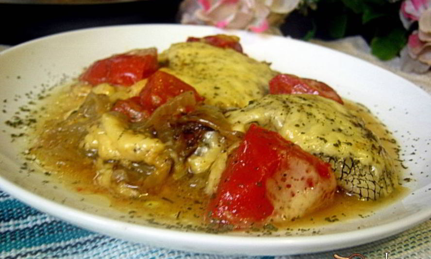 Рецепт макроруса на луковой подушке, запеченный с помидорами и сыром