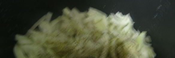 макрорус на луковой подушке, запеченный с помидорами и сыром