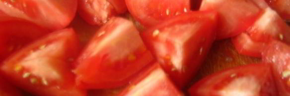 макрорус на луковой подушке, запеченный с помидорами и сыром