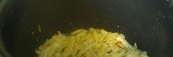 макрорус на луковой подушке, запеченный с помидорами и сыром