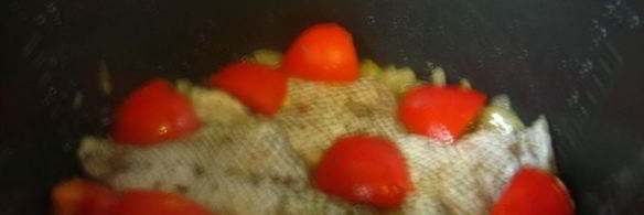 макрорус на луковой подушке, запеченный с помидорами и сыром