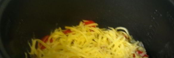 макрорус на луковой подушке, запеченный с помидорами и сыром