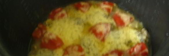 макрорус на луковой подушке, запеченный с помидорами и сыром