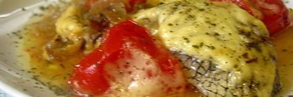 макрорус на луковой подушке, запеченный с помидорами и сыром