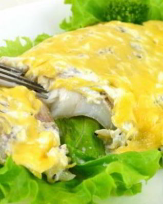 Минтай, запеченный под янтарной шубкой