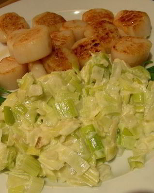 Морские гребешки с фондю из лука-порея