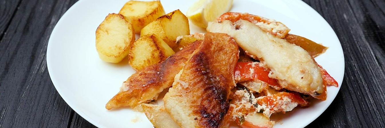 Морской окунь с фруктами