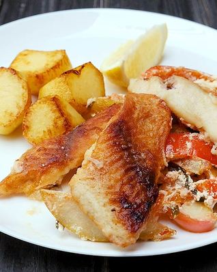 Морской окунь с фруктами