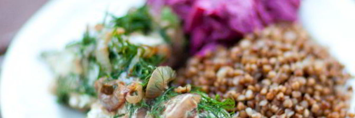 Окунь запеченный со сметаной и луком