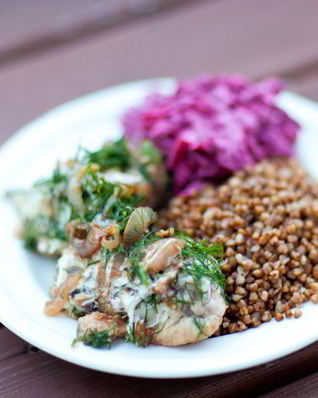 Окунь запеченный со сметаной и луком