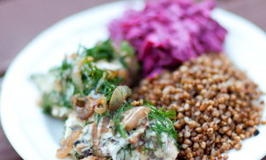 Рецепт окуня запеченного со сметаной и луком