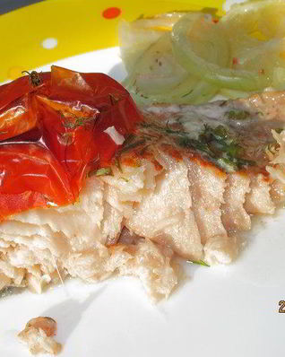 Рыба, запеченная с луком в фольге