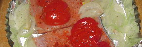 рыба, запеченная с луком в фольге