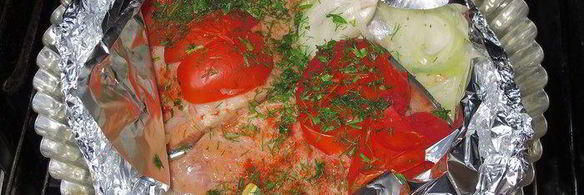 рыба, запеченная с луком в фольге