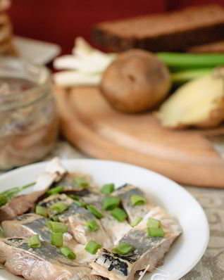 Сельдь в маринаде с пятью пряностями