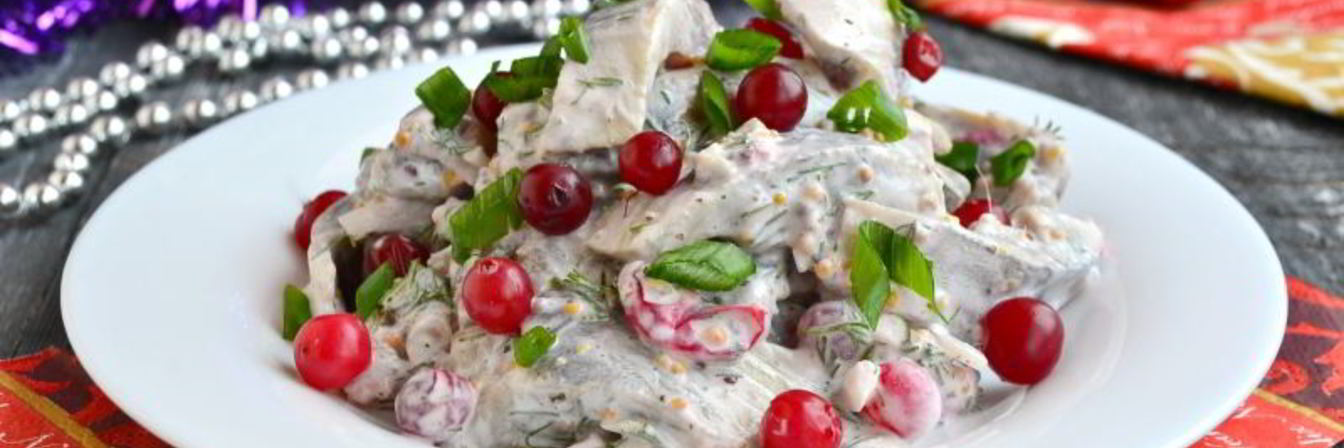 Сельдь в сметанно-клюквенном соусе