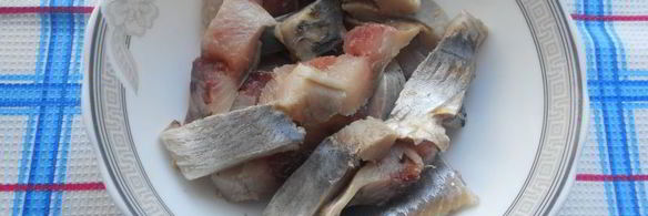 сельдь в сметанно-клюквенном соусе