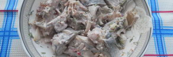 сельдь в сметанно-клюквенном соусе