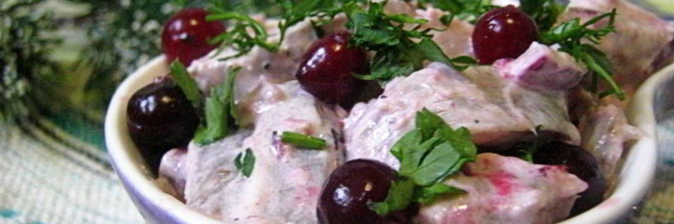 Сельдь в сметанном соусе с клюквой