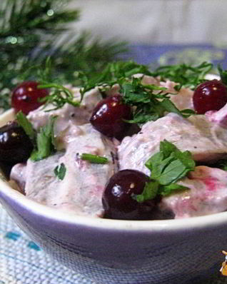 Сельдь в сметанном соусе с клюквой