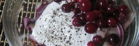 сельдь в сметанном соусе с клюквой