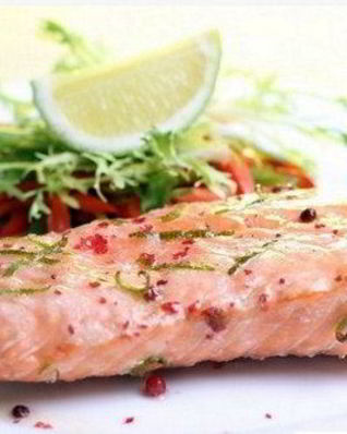 Семга с лаймом и розовым перцем