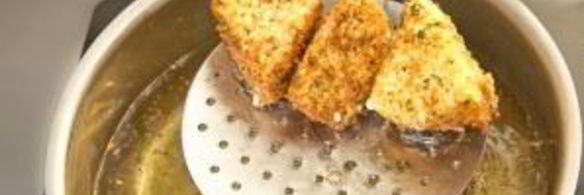 сулугуни, жаренный в сухарях