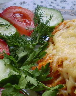 Тилапия с помидорами и сыром