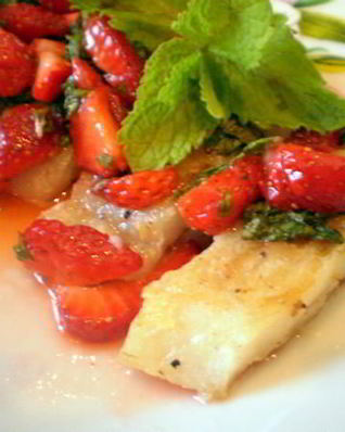 Треска с клубничной сальсой