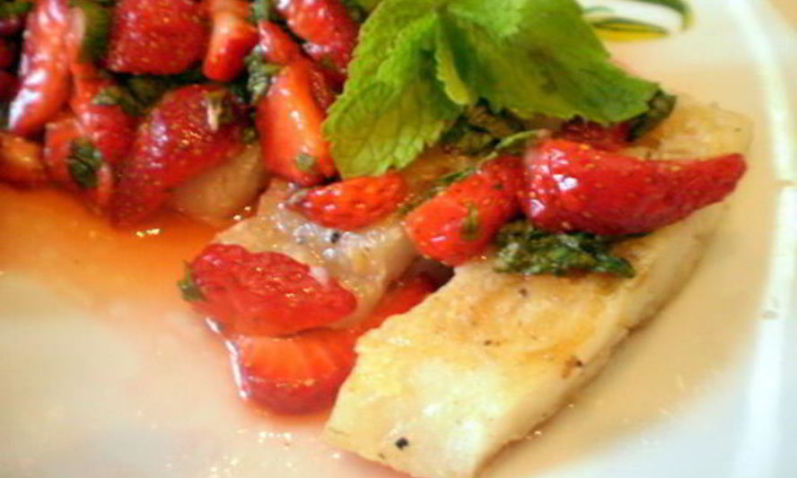 Рецепт трески с клубничной сальсой