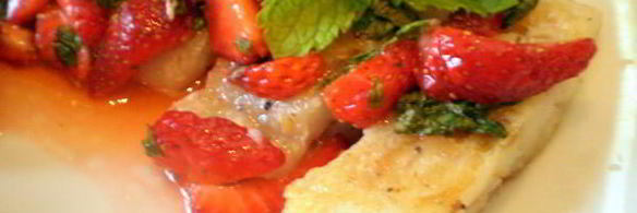 треска с клубничной сальсой