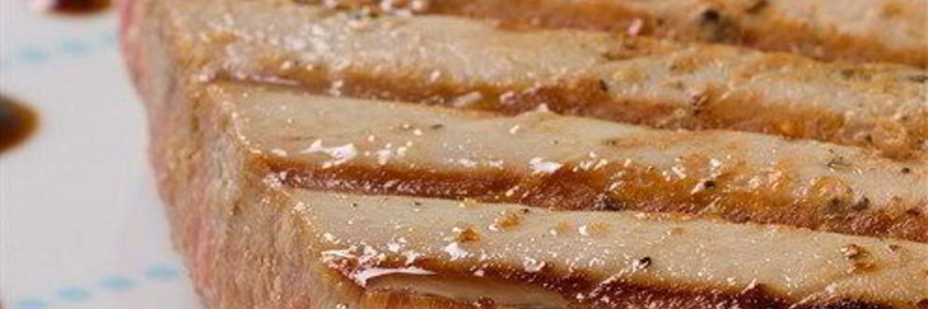 Тунец на гриле с тапенадом