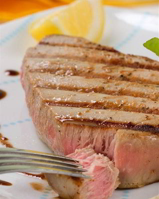 Тунец на гриле с тапенадом