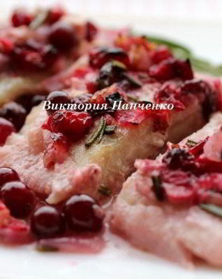 Запеченный пангасиус под клюквенным соусом