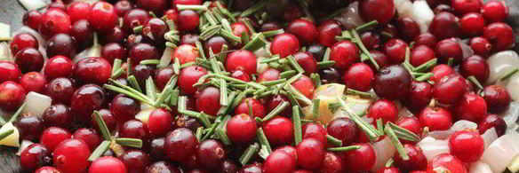 запеченный пангасиус под клюквенным соусом